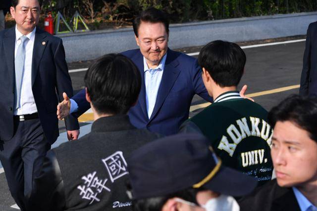 윤석열 전 대통령이 11일 오후 서울 용산구 한남동 대통령 관저를 떠나며 지지자들에게 인사하고 있다. 뉴시스