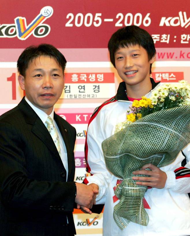 <사진->'차세대 거포' 김연경, 흥국생명에 지명 26일 서울 송파구 올림픽파크텔에서 열린 '2005-2006 여자배구 신인 드래프트'에서 '차세대 거포' 김연경(한일전산여고)이 1라운드 1순위로 흥국생명에 지명된 뒤 흥국생명 황현주 감독과 악수를 하고 있다.//스포츠레저부 기사 참조/체육/2005.10.26 (서울=연합뉴스) <저작권자 ⓒ 2005 연 합 뉴 스. 무단전재-재배포 금지.>