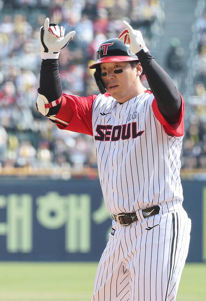 2025 KB0리그 프로야구 LG트윈스와 KIA타이거즈의 경기가 6일 오후 서울 잠실야구장에서 열렸다. 4회말 무사 김현수가 안타로 출루한 후 세리머니를 하고 있다. 잠실=김민규 기자 mgkim1@edaily.co.kr /2025.04.06/