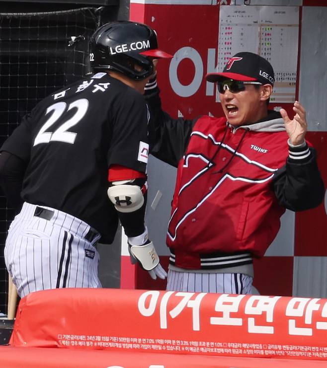 <yonhap photo-3448="">(수원=연합뉴스) 김도훈 기자 = 9일 수원 KT위즈파크에서 열린 2024 프로야구 신한 SOL뱅크 KBO 포스트시즌 준플레이오프 4차전 LG 트윈스와 kt wiz의 경기. 2회초 2사 LG 김현수가 솔로 홈런을 터트린 뒤 염경엽 감독과 기뻐하고 있다. 2024.10.9 superdoo82@yna.co.kr/2024-10-09 14:34:03/ <저작권자 ⓒ 1980-2024 ㈜연합뉴스. 무단 전재 재배포 금지, AI 학습 및 활용 금지></yonhap>