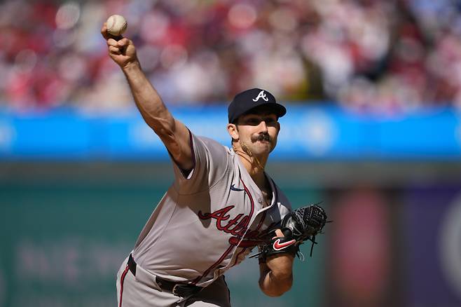 <yonhap photo-1018=""> Atlanta Braves' Spencer Strider pitches during the second inning of an opening day baseball game against the Philadelphia Phillies, Friday, March 29, 2024, in Philadelphia. (AP Photo/Matt Slocum)/2024-03-30 06:14:54/ <저작권자 ⓒ 1980-2024 ㈜연합뉴스. 무단 전재 재배포 금지, AI 학습 및 활용 금지></yonhap>