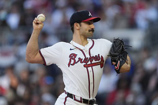 <yonhap photo-4628=""> FILE - Atlanta Braves pitcher Spencer Strider (99) delivers in the first inning of baseball game against the Arizona Diamondbacks Friday, April 5, 2024, in Atlanta. Braves star outfielder Ronald Acu?a Jr. and pitcher Spencer Strider are not expected to recover from injuries in time for Atlanta’s season opener at San Diego on March 27, 2025.(AP Photo/John Bazemore, File) FILE PHOTO;/2024-11-06 10:42:47/ <저작권자 ⓒ 1980-2024 ㈜연합뉴스. 무단 전재 재배포 금지, AI 학습 및 활용 금지></yonhap>
