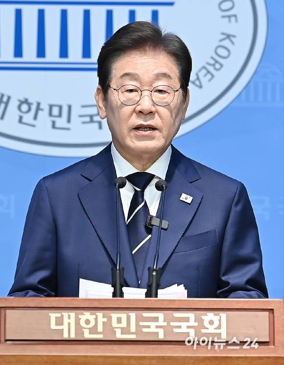 대선 출마를 선언한 이재명 전 더불어민주당 대표가 11일 서울 여의도 국회 소통관에서 '비전 선포식 및 캠프 일정 발표'를 하고 있다.