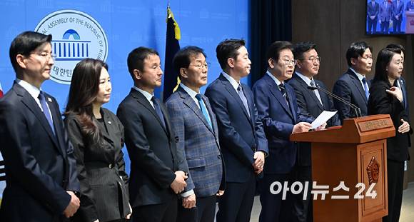 대선 출마를 선언한 이재명 전 더불어민주당 대표가 11일 서울 여의도 국회 소통관에서 '비전 선포식 및 캠프 인선 발표'를 하고 있다.