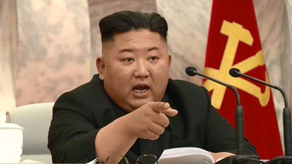 지난 2020년 김정은 북한 위원장이 손가락을 들어 간부들이 앉아 있는 쪽을 가리키고 있다. [사진=연합뉴스]