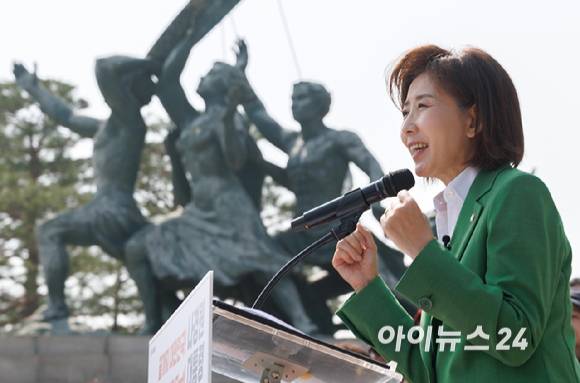 나경원 국민의힘 의원이 11일 서울 여의도 국회 본청 앞 계단에서 대선 출마 선언을 하고 있다.
