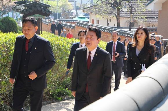 6·3 대선 출마를 공식 선언한 안철수 국민의힘 의원이 11일 경북 구미시 박정희 대통령 역사자료관을 방문해 둘러보고 있다. [사진=안철수 의원실]