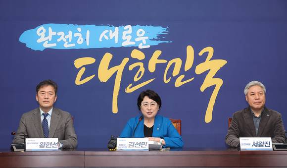 조국혁신당 김선민 당 대표 권한대행이 지난 6일 서울 여의도 국회에서 열린 대선 관련 기자간담회에서 발언하고 있다. 2025.4.6 [사진=연합뉴스]