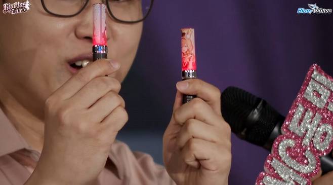 ▲ 아이돌 콘서트 응원 용품 컨셉의 다양한 신규 굿즈가 소개됐다