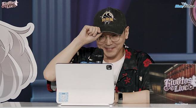 ▲ 방송에서 김용하 PD가 직접 콜라보 의상을 소개하기도 했다