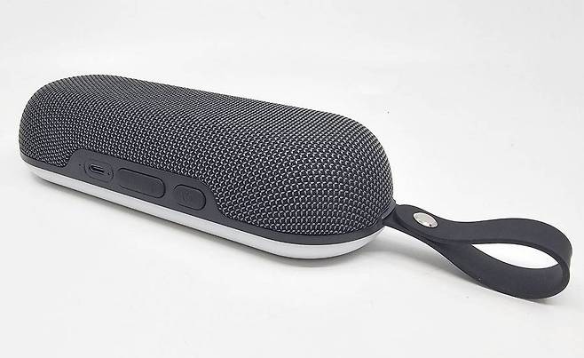 직물 재질의 그릴로 스피커를 마감했으며 내부적으로 방수 기능도 지원한다 / 출처=IT동아