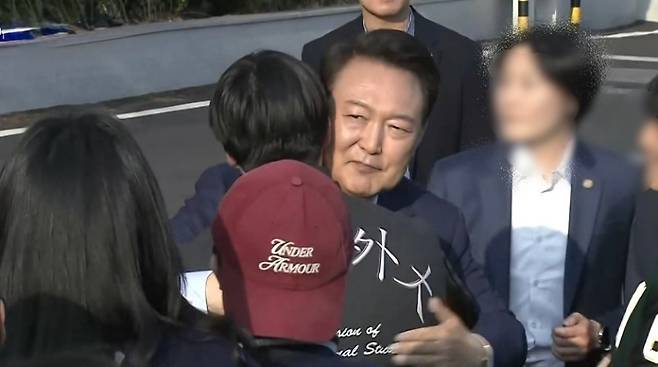 윤석열 전 대통령이 청년 지지자들을 안으며 인사를 나누고 있다. (SBS 캡처)