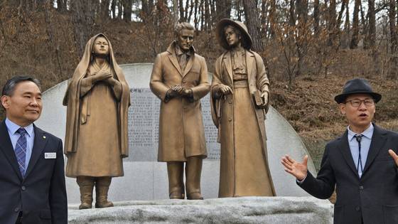 영명 고등학교 뒷동산에 있는 사애리시 선교사 부부와 유관순 열사(왼쪽)의 동상. 여양현(왼족) 영명중고 교장과 서만철 한국침례신학대 특임교수가 그들의 생애에 대해서 설명하고 있다. 공주=백성호 기자