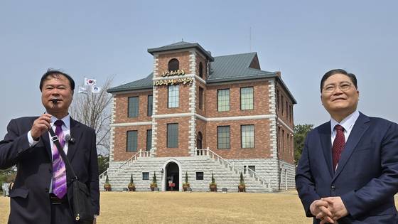 서동표 군산중동교회 담임목사(왼쪽)와 소강석 새에덴교회 담임목사가 초기 선교사들의 생애와 그들이 학교를 세워 학생들에게 일깨운 민족정신에 대해 설명하고 있다. 뒤에 보이는 건물은 군산 3.1운동 기념관이다. 군산=백성호 기자