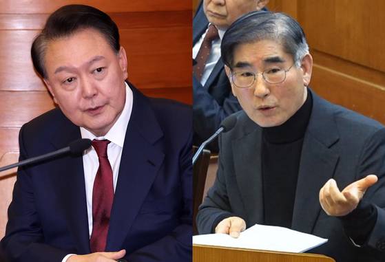 윤석열 전 대통령(왼쪽)과 김용현 전 국방부 장관이 지난 1월 23일 오후 서울 종로구 헌법재판소에서 열린 탄핵심판 4차 변론기일에 출석해 있다. 사진공동취재단/헌법재판소 제공