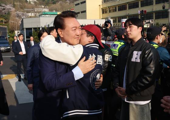 윤석열 전 대통령이 1일 오후 서울 용산구 한남동 대통령 관저를 떠나기 앞서 정문 앞에서 자유대학 소속 학생들과 인사를 나누고 있다. 전민규 기자