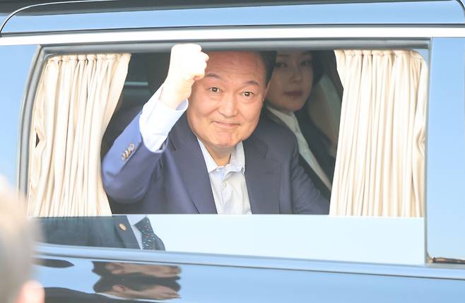 윤석열 전 대통령이 11일 오후 서울 용산구 한남동 관저를 나서며 지지자들에 인사하고 있다. 윤 전 대통령 오른쪽은 김건희 여사. /공동취재(뉴시스)