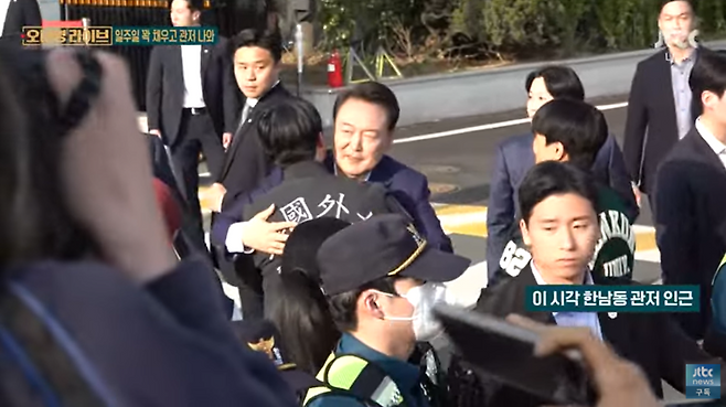 파면 1주일 만에 관저를 떠나며 청년 지지자들과 포옹하는 윤석열 전 대통령. /JTBC 뉴스 유튜브 생중계