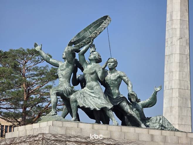 ▲ 서울 여의도 국회의사당 본관 앞에 우뚝 서 있는 '애국애족의 군상'