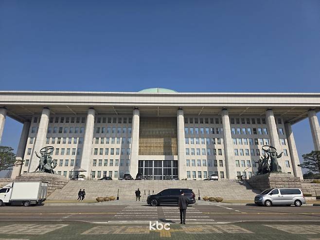 ▲ 서울 여의도 국회의사당 본관 앞에 우뚝 서 있는 '애국애족의 군상'