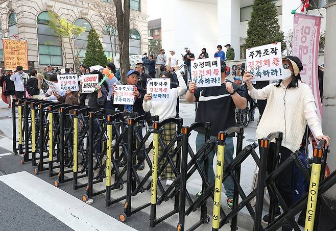 윤석열 전 대통령이 한남동 관저를 떠나 서초동 사저로 거처를 옮기는 것으로 알려진 11일 서울 서초구 사저 아크로비스타 인근에서 구속 촉구 집회가 열리고 있다. 연합뉴스