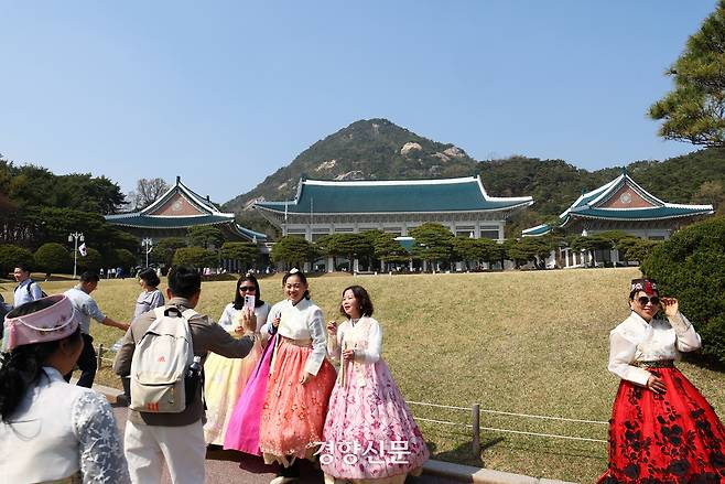 11일 관람객들이 청와대 본관을 배경으로 기념사진을 찍고 있다. 정지윤 선임기자
