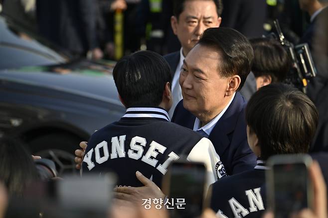 윤석열 전 대통령이 11일 서울 용산구 한남동 대통령 관저를 떠나 서초동 사저로 이동하며 지지자들과 인사를 하고 있다. 권도현 기자