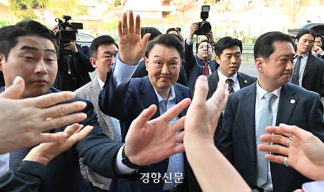 윤석열 전 대통령이 11일 오후 서울 용산구 한남동 대통령 관저에서 퇴거하며 지지자들과 인사하고 있다. 권도현 기자