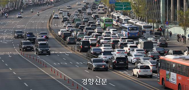윤석열 전 대통령 탄 차량이 11일 서울 용산구 한남동 대통령 관저를 떠나 서초동 사저로 이동하고 있다. 권도현 기자