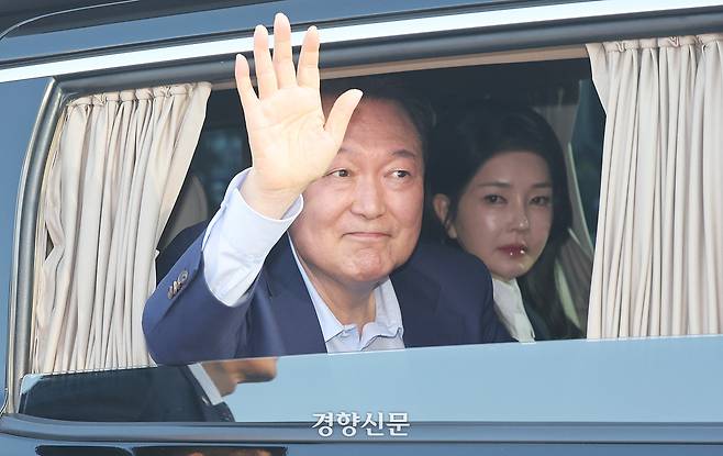 윤석열 전 대통령과 김건희 여사가 헌법재판소 파면 결정 후 일주일 만인 11일 오후 서울 용산구 한남동 대통령 관저를 떠나고 있다. 권도현 기자