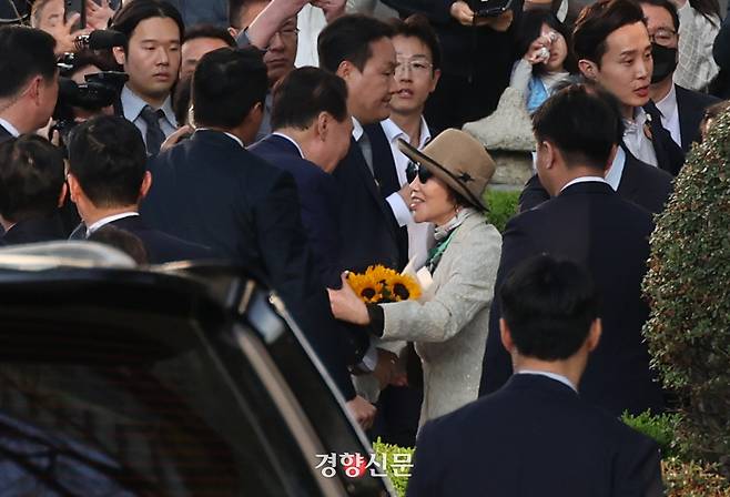 윤석열 전 대통령이 11일 오후 서울 서초구 서초동 자택 앞에서 지지자들과 인사를 나누고 있다. 정효진 기자