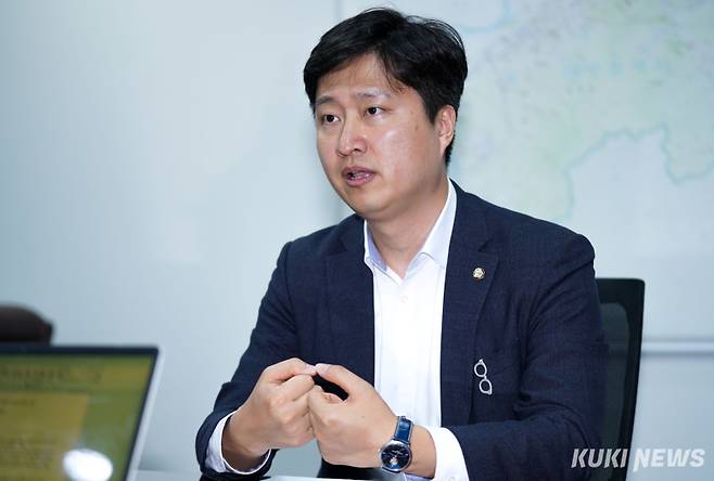우재준 국민의힘 의원이 지난 8일 서울 영등포구 국회 의원회관에서 쿠키뉴스와 인터뷰를 하고 있다. 유희태 기자