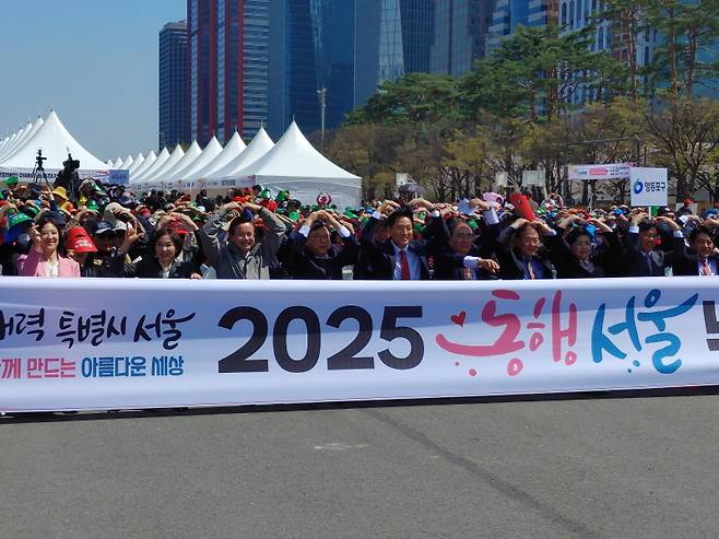 11일 오전 개최된 ‘2025 동행서울 누리축제’에서 오세훈 서울특별시장(가운데)와 내빈들이 기념촬영을 하고 있다. 김동운 기자