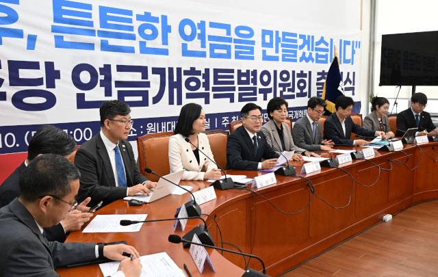 더불어민주당 연금개혁특별위원회 출범식이 10일 서울 여의도 국회에서 열려 박찬대 더불어민주당 당대표 직무대행 겸 원내대표가 발언하고 있다. 이병주 기자