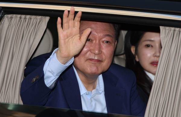 헌법재판소에서 파면 선고를 받은 윤석열 전 대통령이 선고 일주일만인 11일 오후 서울 한남동 관저를 떠났다. 윤 전 대통령이 차량에서 지지자들을 향해 손을 들어 인사하고 있다. 옆에 김건희 여사가 앉아있다. 윤 전 대통령은 입장문에서 “저는 대한민국 국민의 한 사람으로 돌아가 나라와 국민을 위한 새로운 길을 찾겠다”고 밝혔다. 연합뉴스