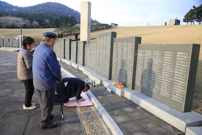 제77주년 제주4·3 희생자 추념일인 지난 3일 오전 제주시 봉개동 제주4·3평화공원을 찾은 유족이 희생자의 넋을 기리고 있다. [사진 출처 = 제주도사진기자회, 연합뉴스]