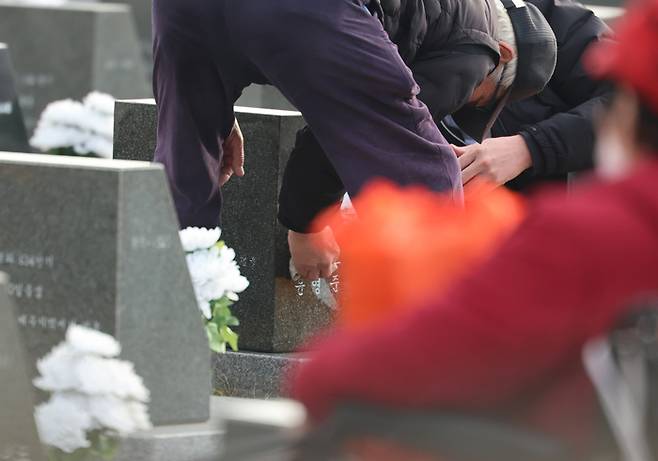 제77주년 제주4·3 희생자 추념일인 지난 3일 오전 제주시 봉개동 제주4·3평화공원 내 행방불명인 표석을 찾은 유족이 희생자의 넋을 기리고 있다. [사진 출처 = 연합뉴스]