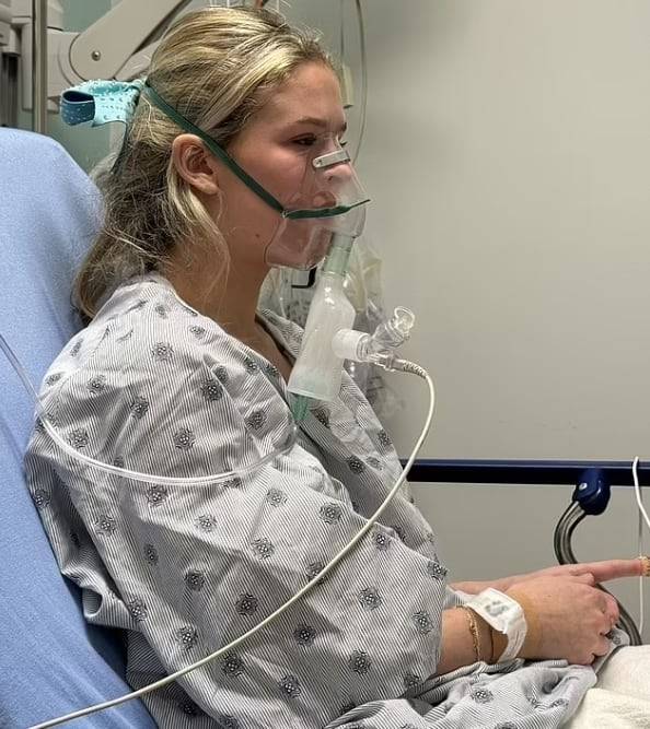 ‘팝콘폐’ 진단을 받은 브리앤 컬런(17)이 호흡을 돕는 흡입기를 사용하는 모습. [사진 출처 = 데일리메일]