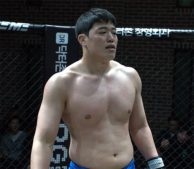 전국체육대회 레슬링 금메달리스트 이종구 경찰관이 2025년 3월 경기도 오산시 블랙컴뱃 챔피언스리그 시즌2 #10 −100㎏ 경기 및 종합격투기 프로 데뷔전 시작을 기다리고 있다. 아시아주짓수연맹 선수권대회 은메달리스트이기도 하다. 사진=이데아 파라곤