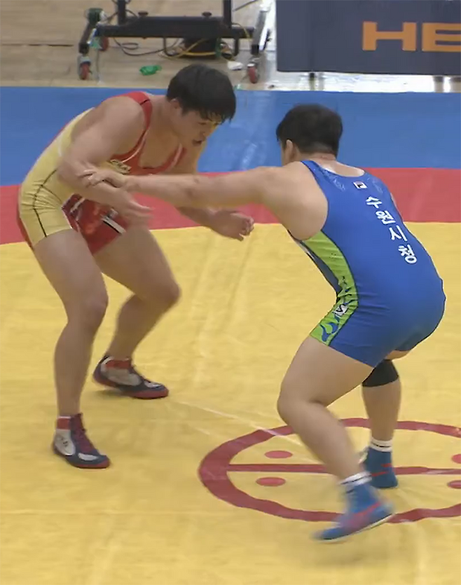 한국체육대학교 이종구(왼쪽)가 2016년 제31회 브라질 리우데자네이루하계올림픽 국가대표 −97㎏ 최종 선발전을 치르고 있다. 사진=대한레슬링협회 영상 화면