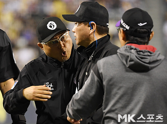 이영재 1루심과 언쟁을 벌이고 있는 염경엽 감독. 사진(잠실 서울)=천정환 기자