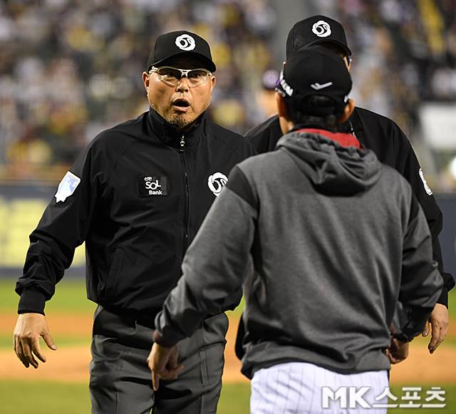 이영재 1루심과 언쟁을 벌이는 염경엽 감독. 사진(잠실 서울)=천정환 기자