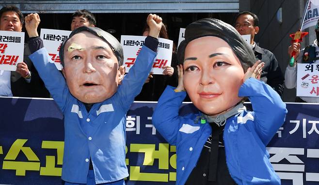 윤석열 전 대통령 부부의 대통령 관저 퇴거일인 11일 오전 서울 용산구 한남동 대통령 관저 앞에서 촛불행동 관계자들이 윤 대통령 부부 구속 촉구 기자회견을 열고 구속을 촉구하는 퍼포먼스를 하고 있다. /사진=뉴시스.