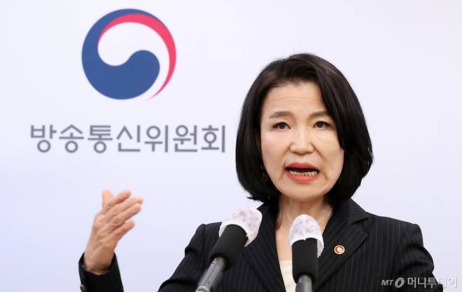 (과천=뉴스1) 김성진 기자 = 이진숙 방송통신위원장이 18일 경기도 정부과천청사 방송통신위원회에서 방송통신위원회설치운영법(방통위법) 재의 요구 관련 언론 브리핑을 하고 있다.   이날 열린 국무회의에서 최상목 대통령 권한대행 부총리 겸 기획재정부 장관이 재의요구권을 행사한 방통위법 개정안은 방통위 회의 최소 의사 정족수를 3인으로 하고, 의결 정족수는 출석위원의 과반으로 바꾸는 내용을 담고 있다.  2025.3.18/뉴스1  Copyright (C) 뉴스1. All rights reserved. 무단 전재 및 재배포,  AI학습 이용 금지. /사진=(과천=뉴스1) 김성진 기자