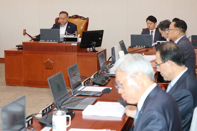 8일 오전 서울 여의도 국회에서 열린 산업통상자원중소벤처기업위원회 제1차 산업통상자원특허 소위원회에서 김원이 위원장이 의사봉을 두드리고 있다. /사진=뉴스1