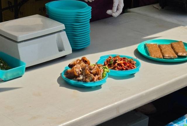 서울 동대문구 축제 행사장에서 음식을 다회용기에 제공하고 있다. 동대문구청 제공