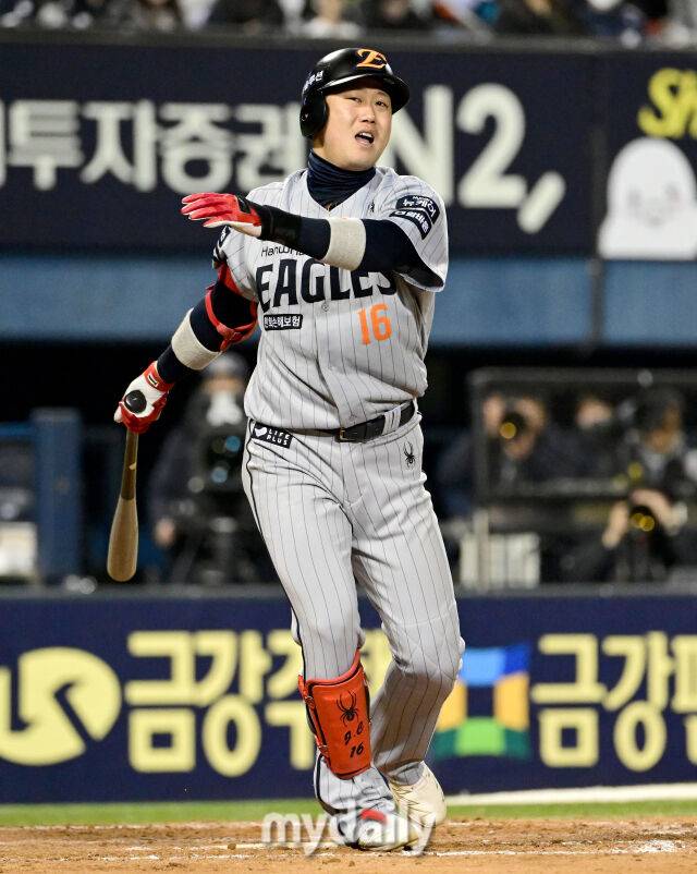 2025년 4월 10일 오후 서울 잠실구장에서 진행된 '2025 신한 SOL뱅크 KBO 리그' 한화 이글스와 두산 베어스의 경기. 한화 하주석이 6회초 2사 2루서 파울을 친 뒤 아쉬워하고 있다./마이데일리