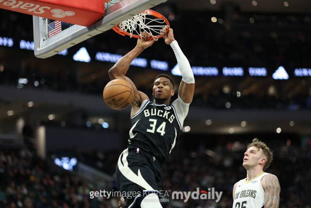 11일 뉴올리온즈와 경기에서 덩크를 터뜨리는 아테토쿤보(왼쪽). /게티이미지코리아