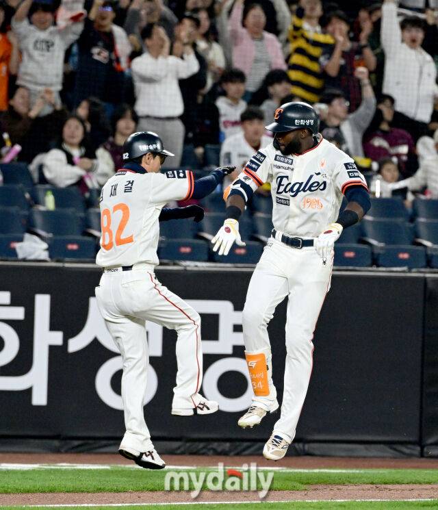 2025년 4월 11일 오후 대전 한화생명 볼파크에서 진행된 '2025 신한 SOL뱅크 KBO 리그' 키움 히어로즈와 한화 이글스의 경기. 한화 플로리얼이 7회말 선두타자로 나와 솔로홈런을 친 뒤 포효하고 있다./대전 = 유진형 기자