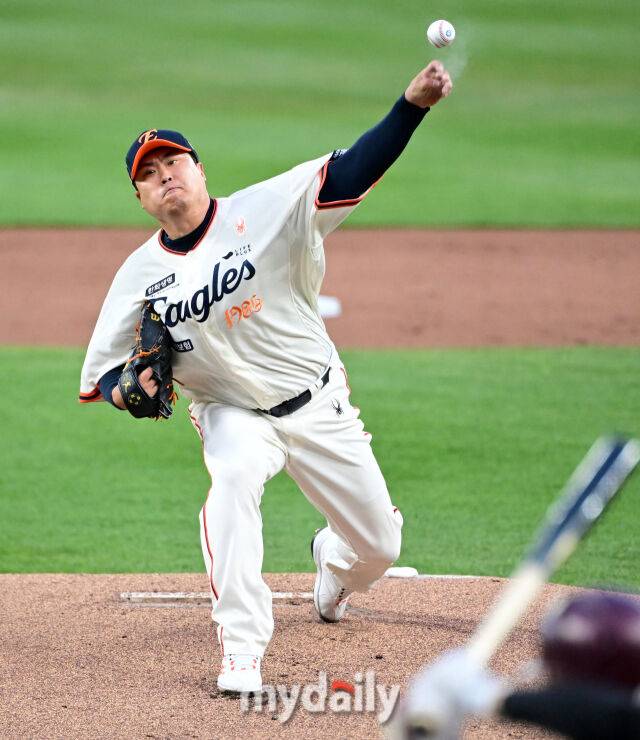 2025년 4월 11일 오후 대전 한화생명 볼파크에서 진행된 '2025 신한 SOL뱅크 KBO 리그' 키움 히어로즈와 한화 이글스의 경기. 한화 선발투수 류현진이 역투하고 있다./대전 = 유진형 기자